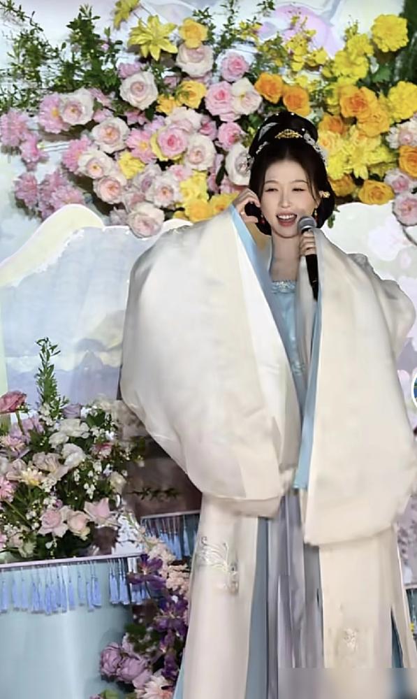 虞书欣12次提裙鞠躬，把横店导游都看傻了，她到底图什么？保姆车就停30米外