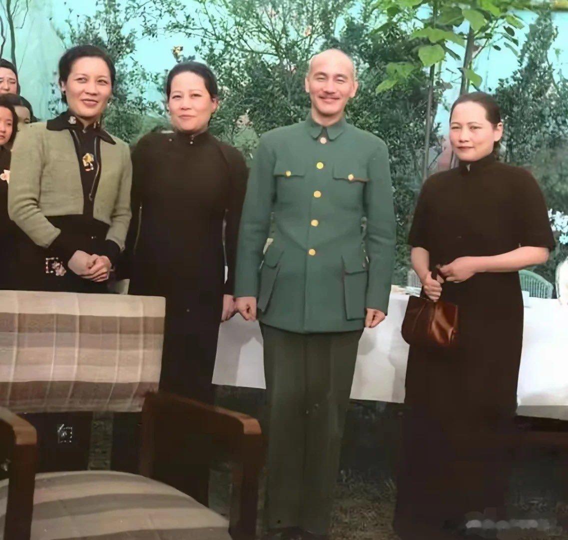 📸一九四二年三月三日，重庆🎩照片里蒋介石，宋美龄，宋霭龄和宋庆龄（孙中山