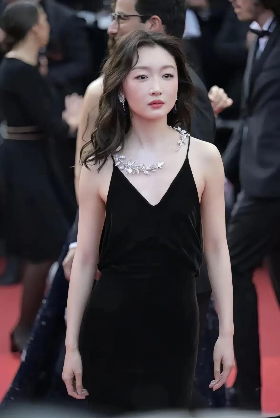 周冬雨是吃胖了，还是医美过度了。感觉整个人都变了。有人夸她好美，有人说她好丑