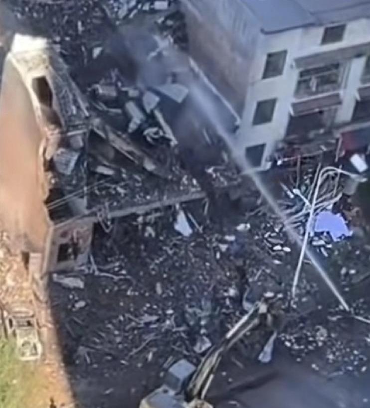 都在可怜湖南烟花老板以死明志，但是大家没发现他的危害，看看这爆炸当量，还有爆炸后