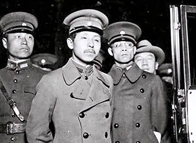 张学良在处决杨宇霆、常荫槐时，他们还跟着一个武装警卫连，这个全部由心腹组成的卫队