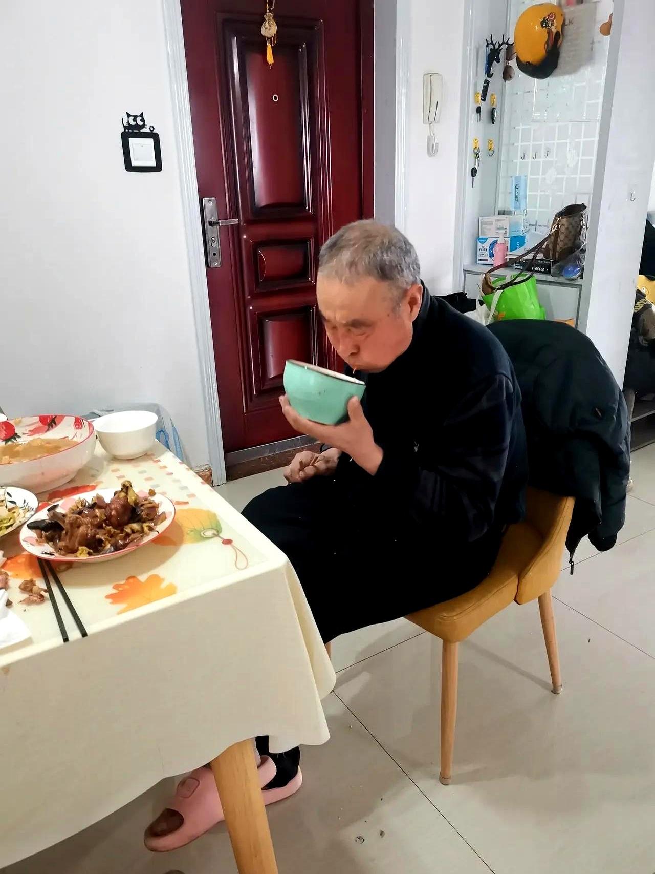 公公在同一屋檐下白吃白住整整10年，连个尿不湿都没帮孩子换过，就在我以为这是个极