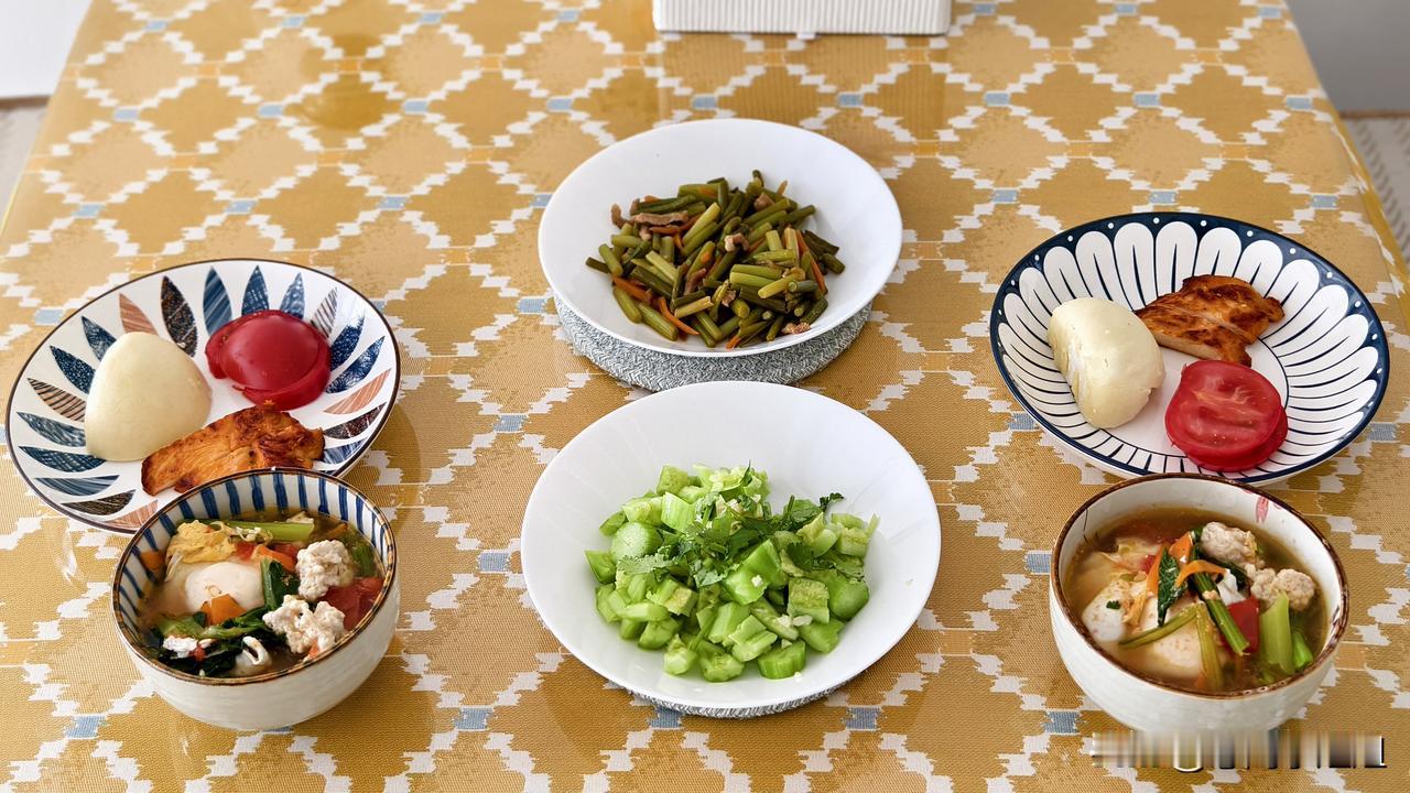 早上起来去买菜，今天是周日有来卖菜的。我又买了两大包，花了五十多块。下次是周三来