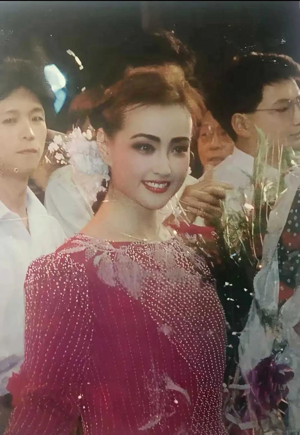 这是刘晓庆早年的晚会照片有网友说是1996年的群星晚会现场。但是，这张照片中的刘晓庆看起来非常年轻，