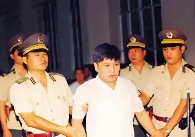 新中国首位被执行死刑地市级公安局长洪永林！借走私车入户、赴港审批疯狂敛财，临刑一