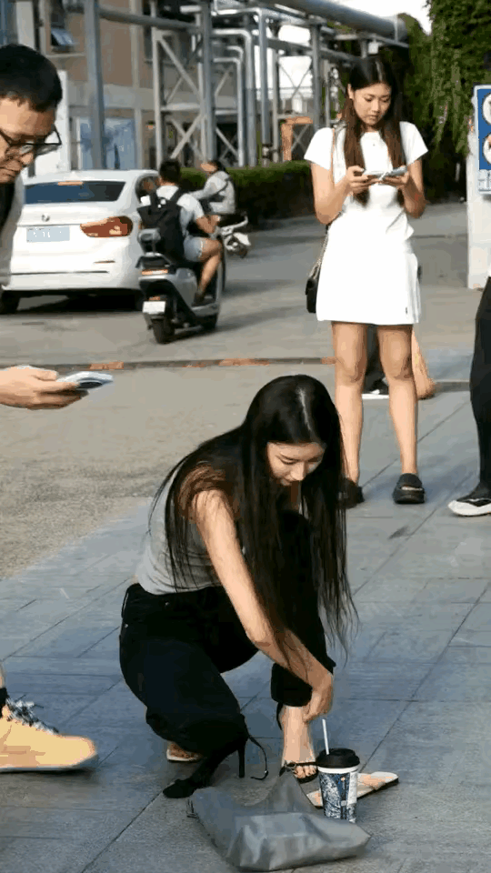 小姐姐说，我不加微信[扁嘴]