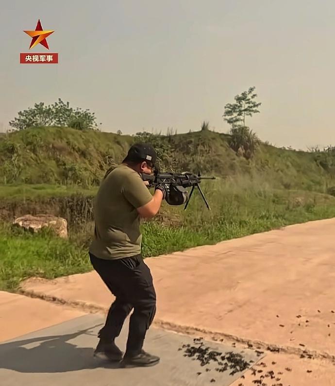 这是7.62mm的新通用机枪，现在尚处在试装测试阶段，不知道是么时候能够批装。在