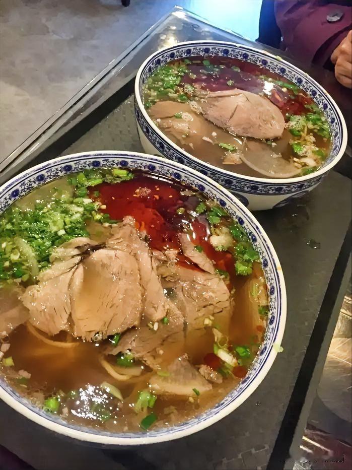 这个面馆老板不地道，今天午饭点了两份牛肉面，但着实让我无语了。别人都是面里要不