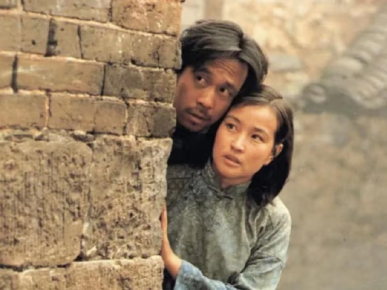 刘晓庆一句话，直接撕开了娱乐圈几十年的遮羞布。“八十年代拍戏，哪个剧组没睡出