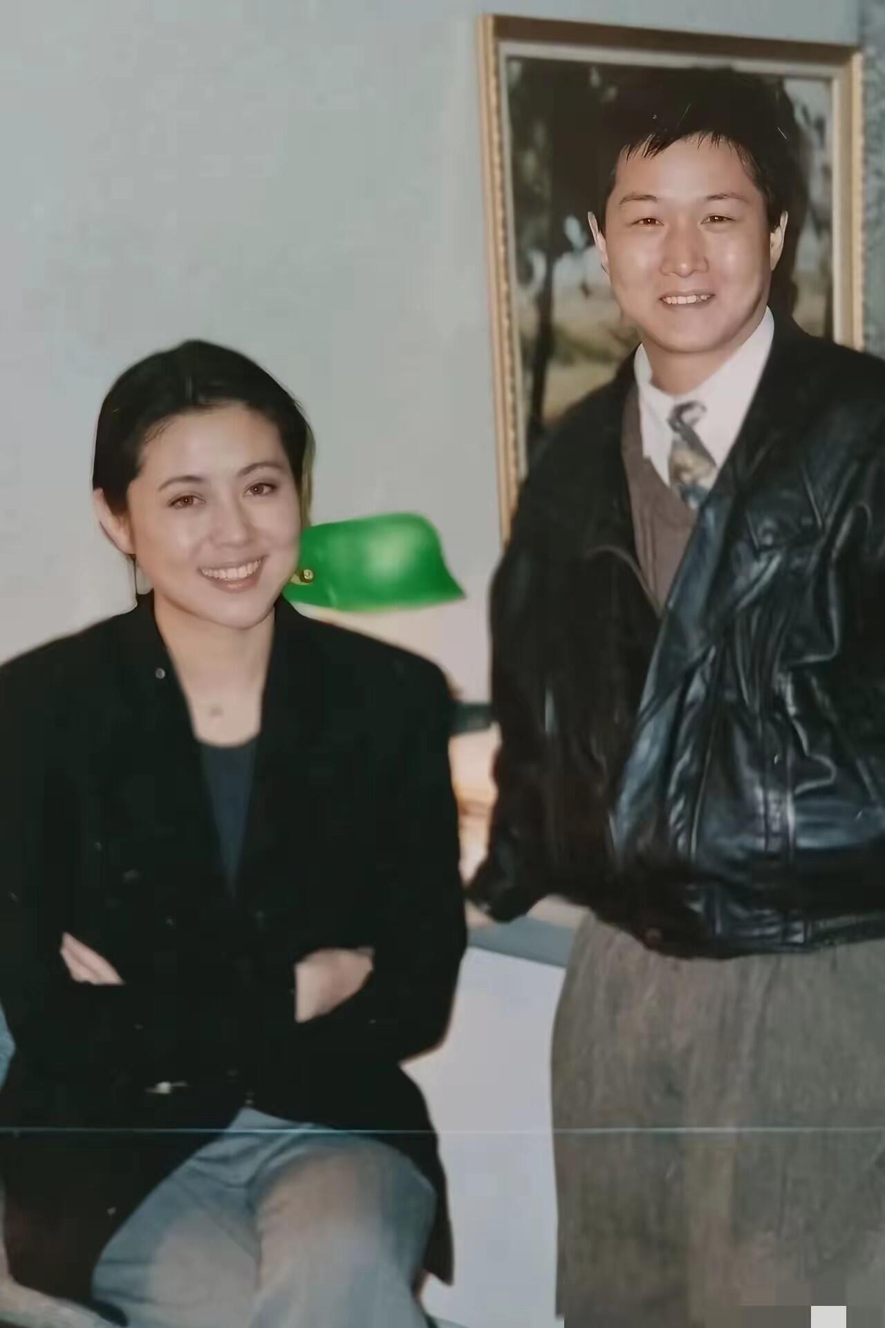 倪萍年轻的时候还真的是美人胚子一个，淡淡的妆，气质优雅，这张脸无可挑剔，360度