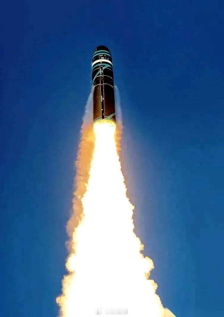 刀都架在脖子上了，伊朗总统突然站出来，对着全世界喊了两句话。第一，核武器，我们不