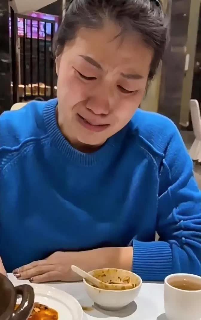 好朋友请女子吃饺子，女子问什么馅的，好朋友说你尝尝，女子随即夹了一个饺子填到嘴里