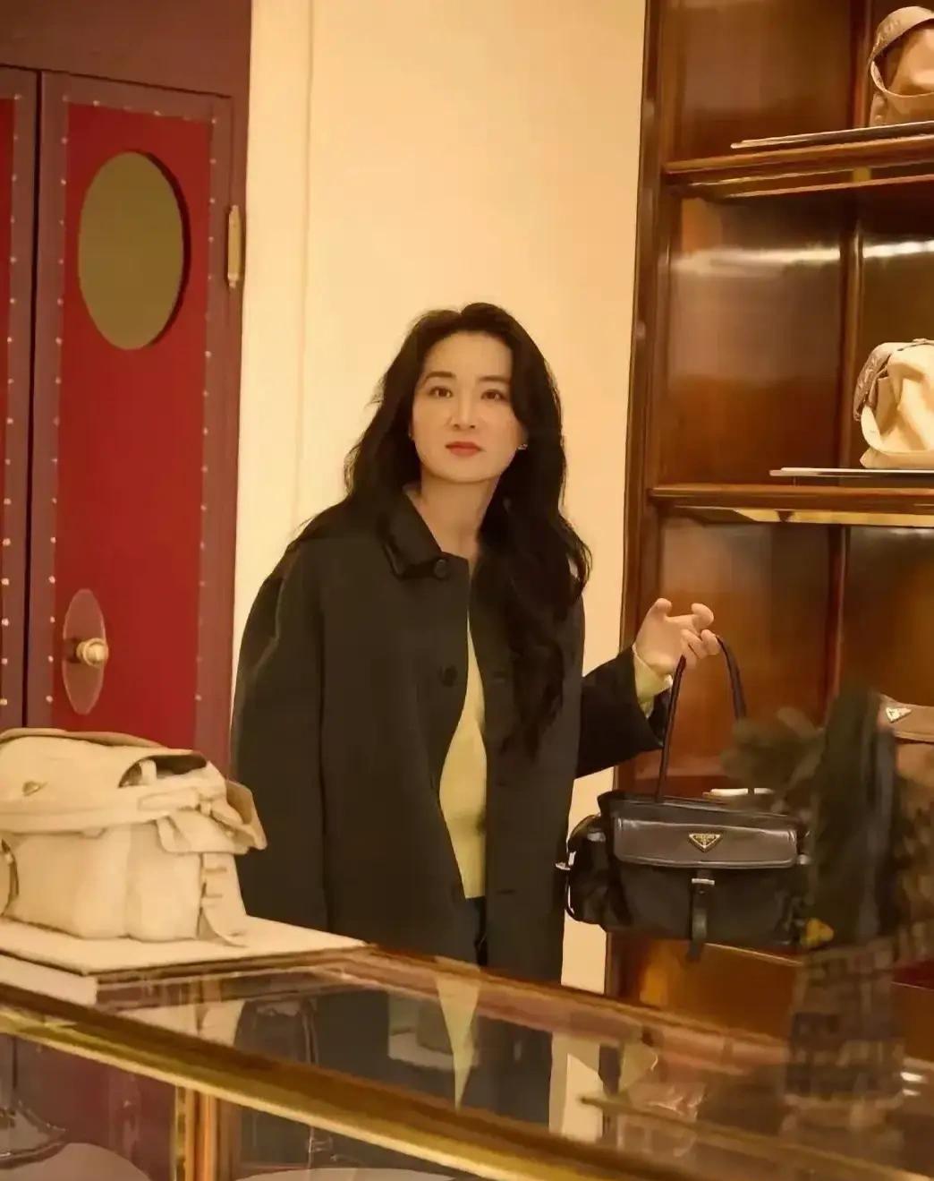 这样的贾玲感觉很陌生，已经不是记忆中的样子了。和她年轻的时候不胖的时候也不像了