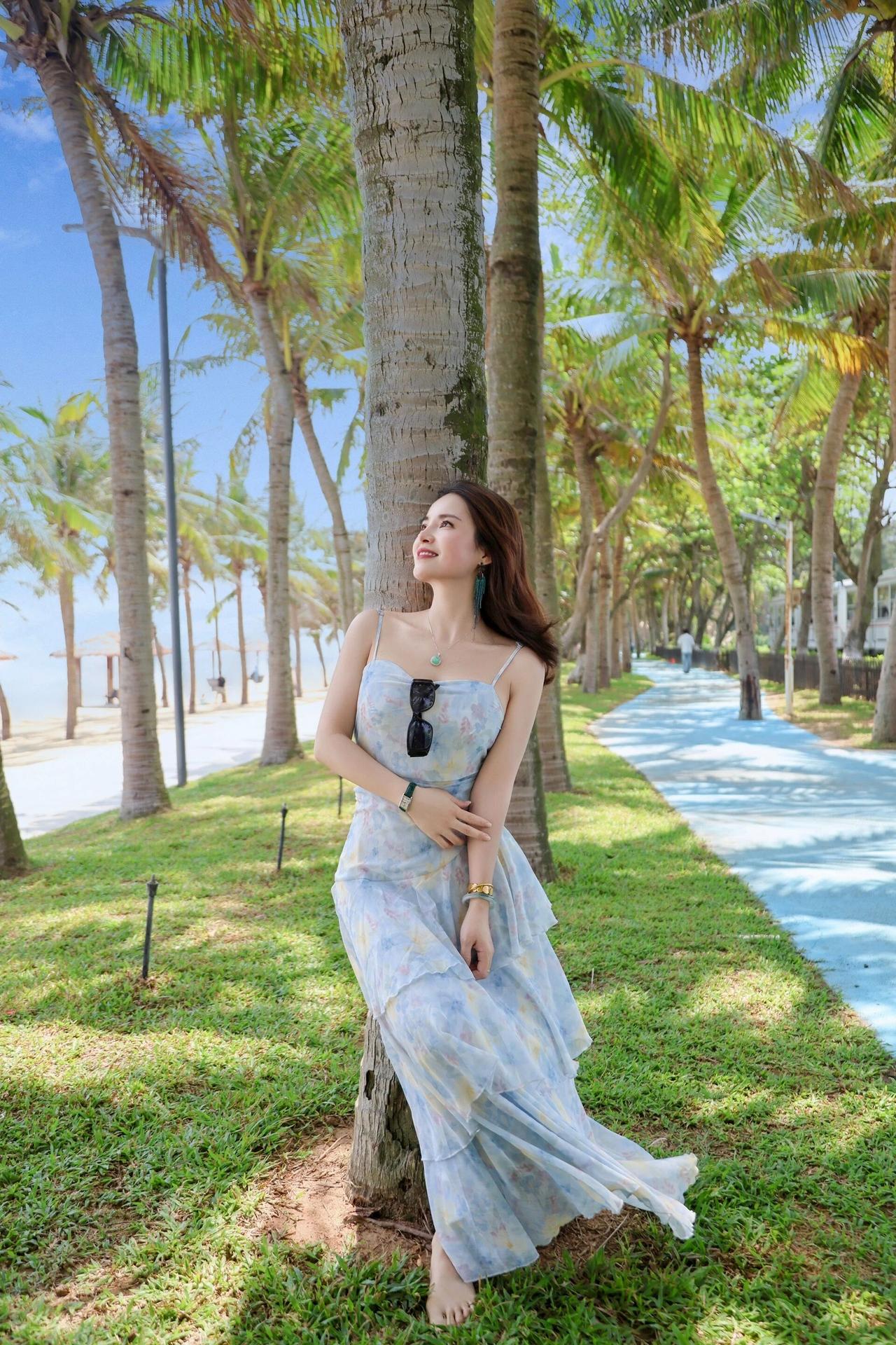 海边漫步，轻纱飘逸，阳光洒落，海风轻拂，享受美好时光。