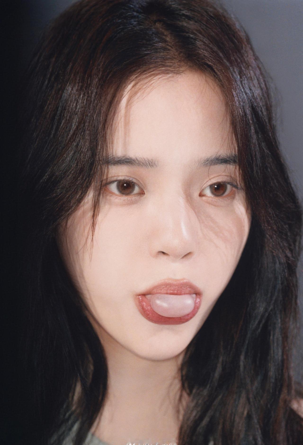 欧阳娜娜咬糖片简直淡颜天菜自带易碎感​​​