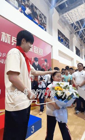 大头过去摸摸小女孩头，孩子都害羞了！不知道该做什么了！大头:你的花又不送给我啦
