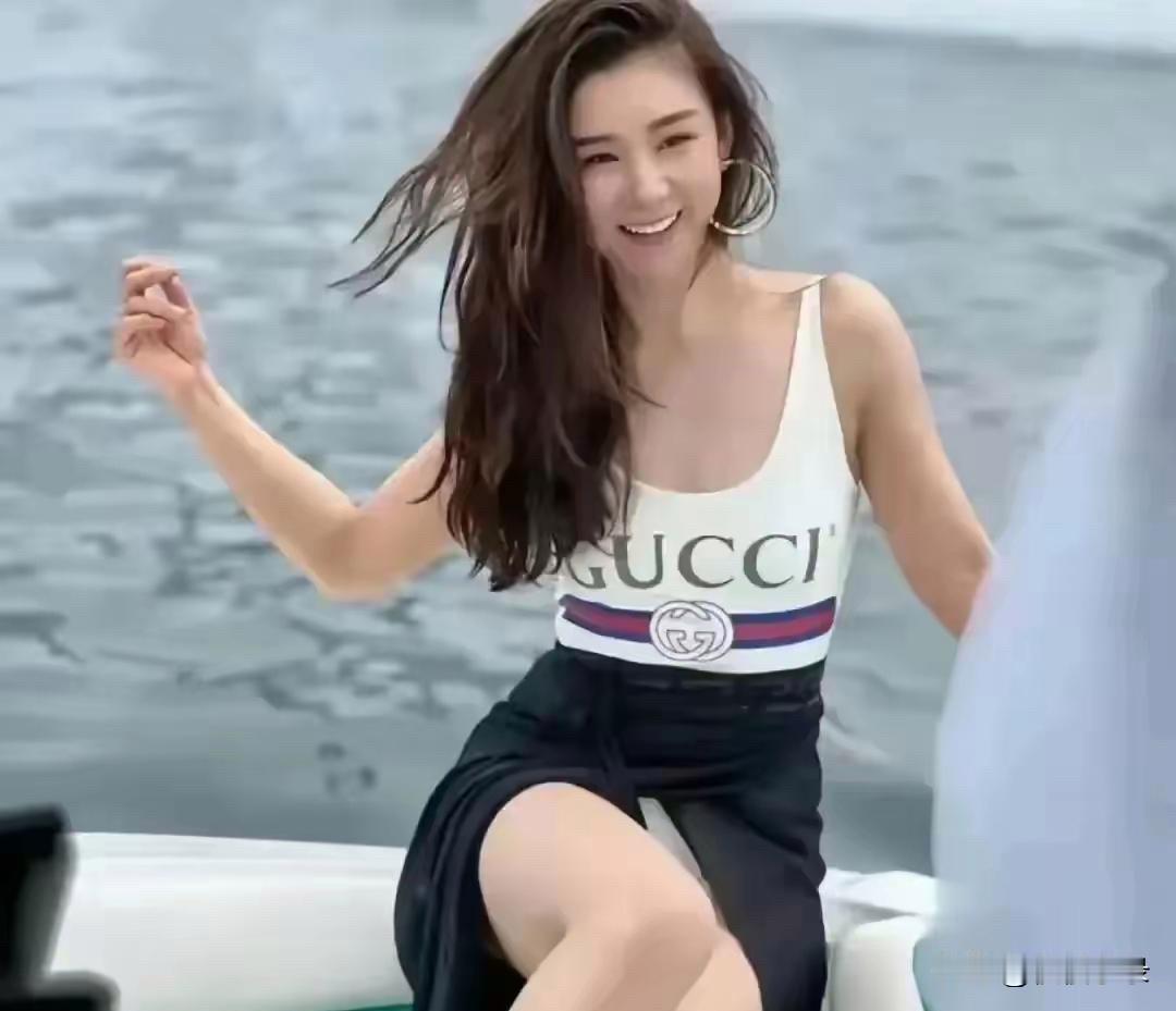嘿呀，您瞅那39岁的李小萌，那可真是妥妥的人间尤物啊！就像一颗闪闪发光的明珠，魅