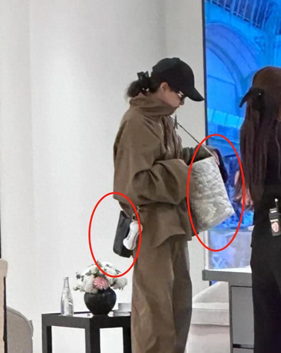 关晓彤携妈妈现身商场，母女俩高奢装扮超吸睛近日，关晓彤和妈妈在上海某商场被网友