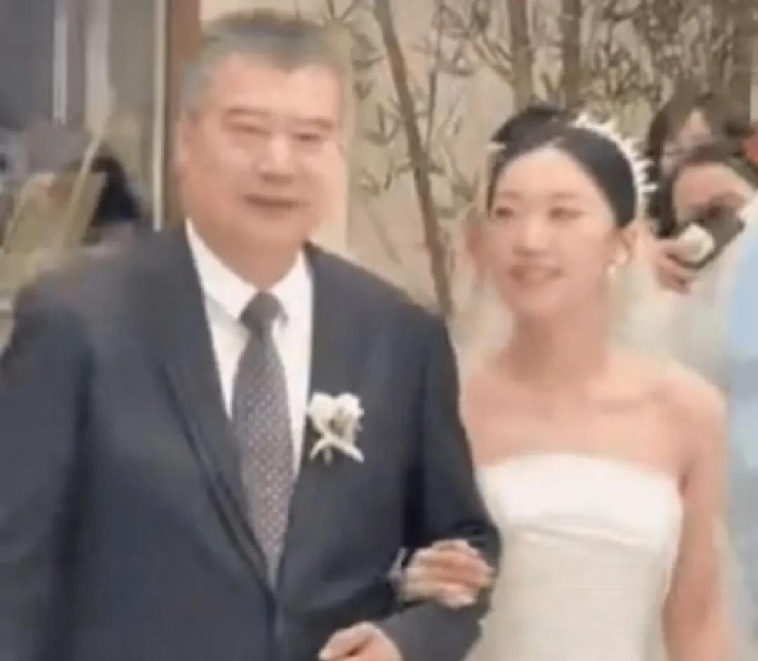 李隼教练送女儿出嫁了！郭斌晒出了一段小视频，视频中，李隼教练揽着女儿的胳膊，送