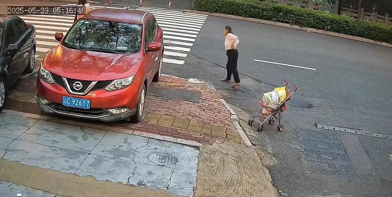 23日一大早，白衣服大妈推着小推车到路上倒垃圾，还没倒完呢，格子衫大妈路过问她：