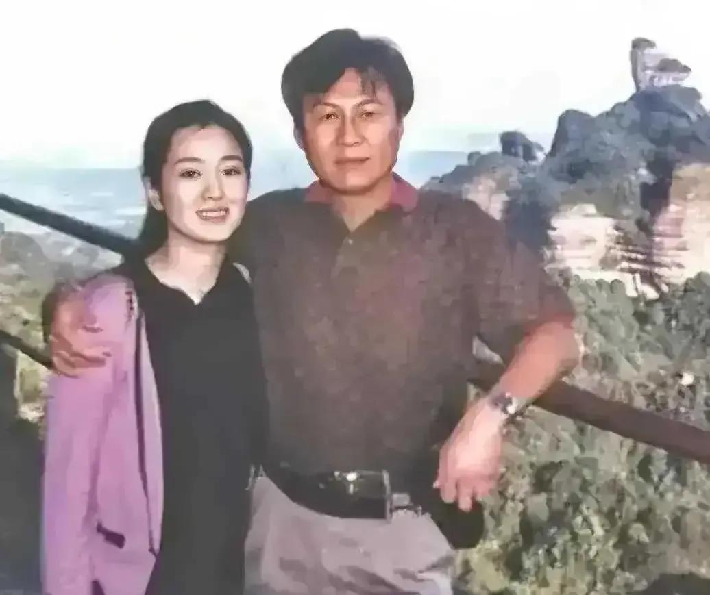 巩俐与她的第一任丈夫黄和祥。黄和祥是新加坡烟草大王，因为黄和祥投资和赞助了不少张