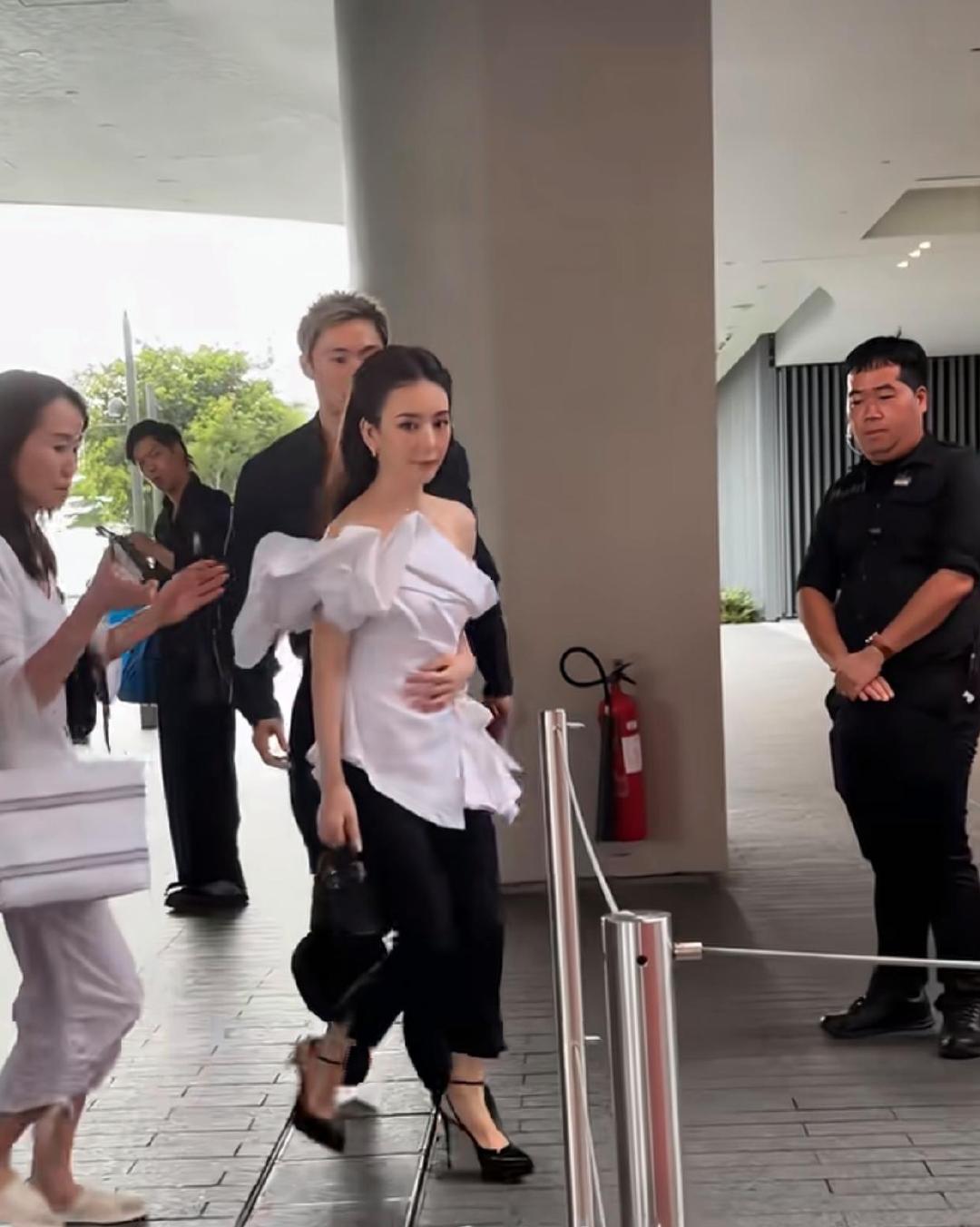 偶遇郭富城老婆方媛了，个子不高，身材娇小，目测这鞋跟至少15厘米，她还能小跑，真是厉害不得不说方媛人