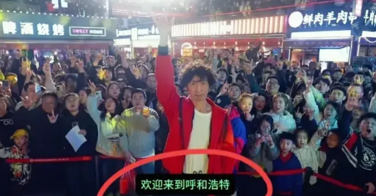 庞麦郎昨日受邀参加呼和浩特转角巷音乐节，演出落幕之后，现场观众对庞麦郎给予了颇高