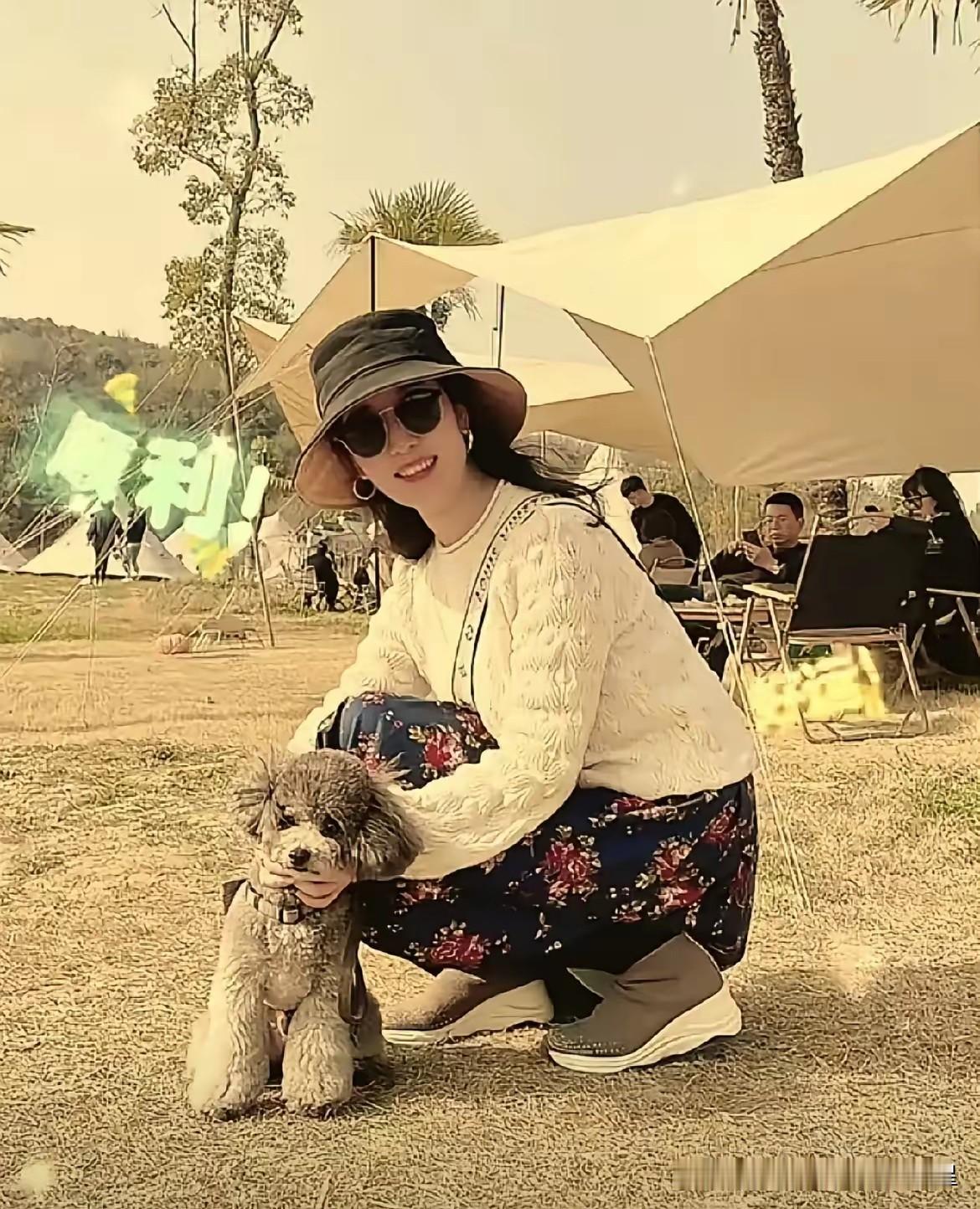 朱女士在网上把事情全抖了出来。她曝光了丈夫唐先生，曝光了婆婆是小学教师，公公在体