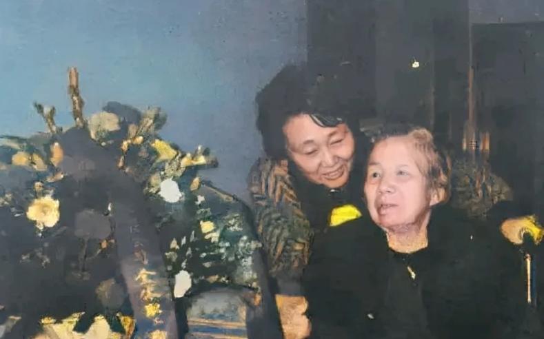 1992年，88岁的邓颖超同志在侄女周秉德陪伴下度过寿辰。照片中的她虽因年迈而显