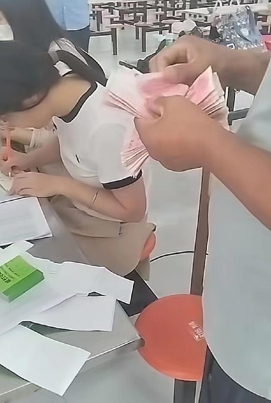 十几台点钞机，20多个收银员，几千人排着队，拿着现金交钱，这场面除了胖东来超市，