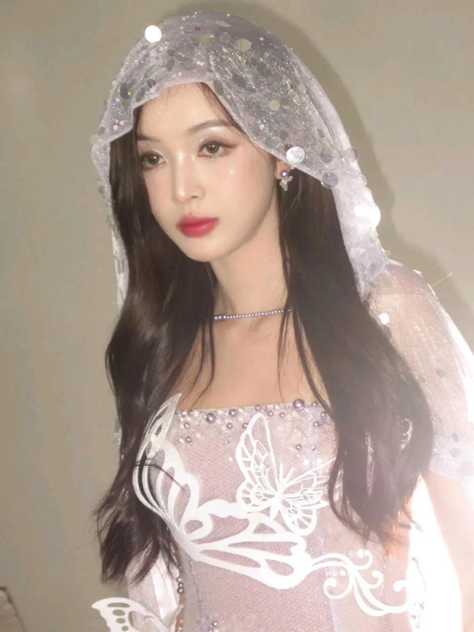 吴宣仪白色头纱造型，婀娜身材好吸睛