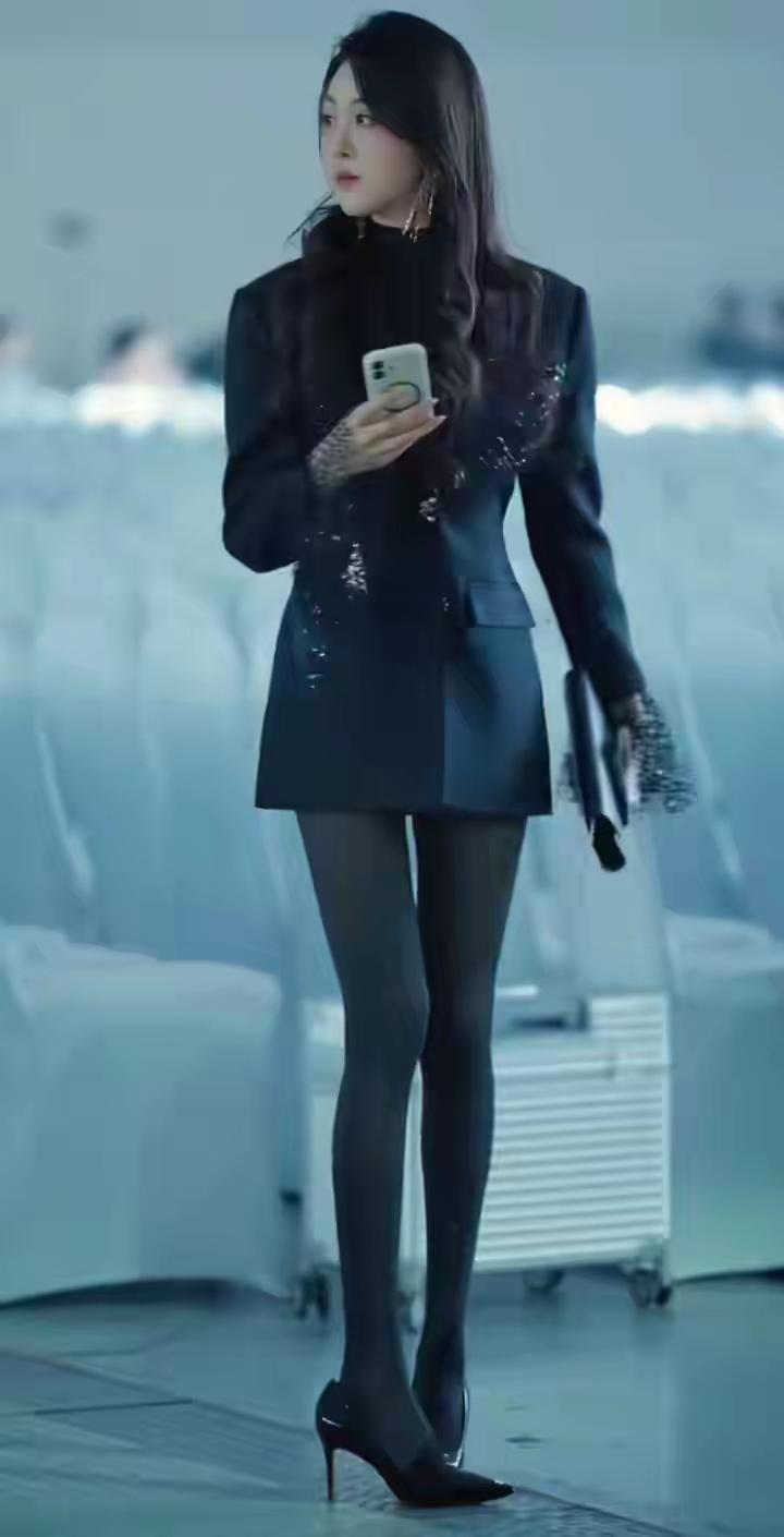 优雅黑裙，闪耀职场，自信步伐！漂亮高挑气质的女模特！