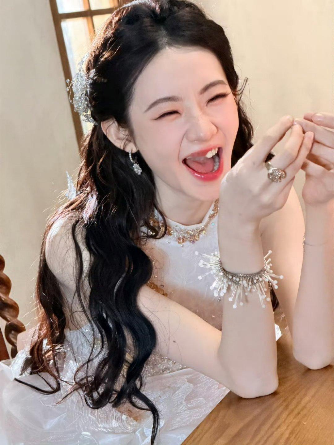 你好漂亮啊，小花仙子张艺凡！什么事笑的这么开心