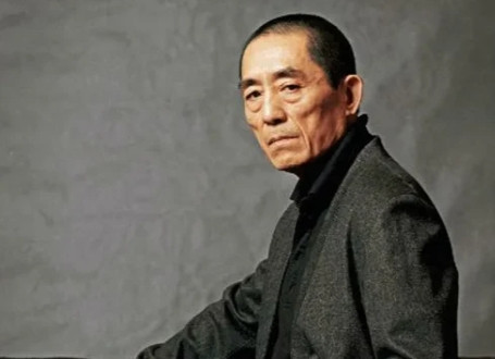 在1997年的时候，张艺谋的父亲临终之前，把张艺谋叫到身边，语重心长的对他说：“