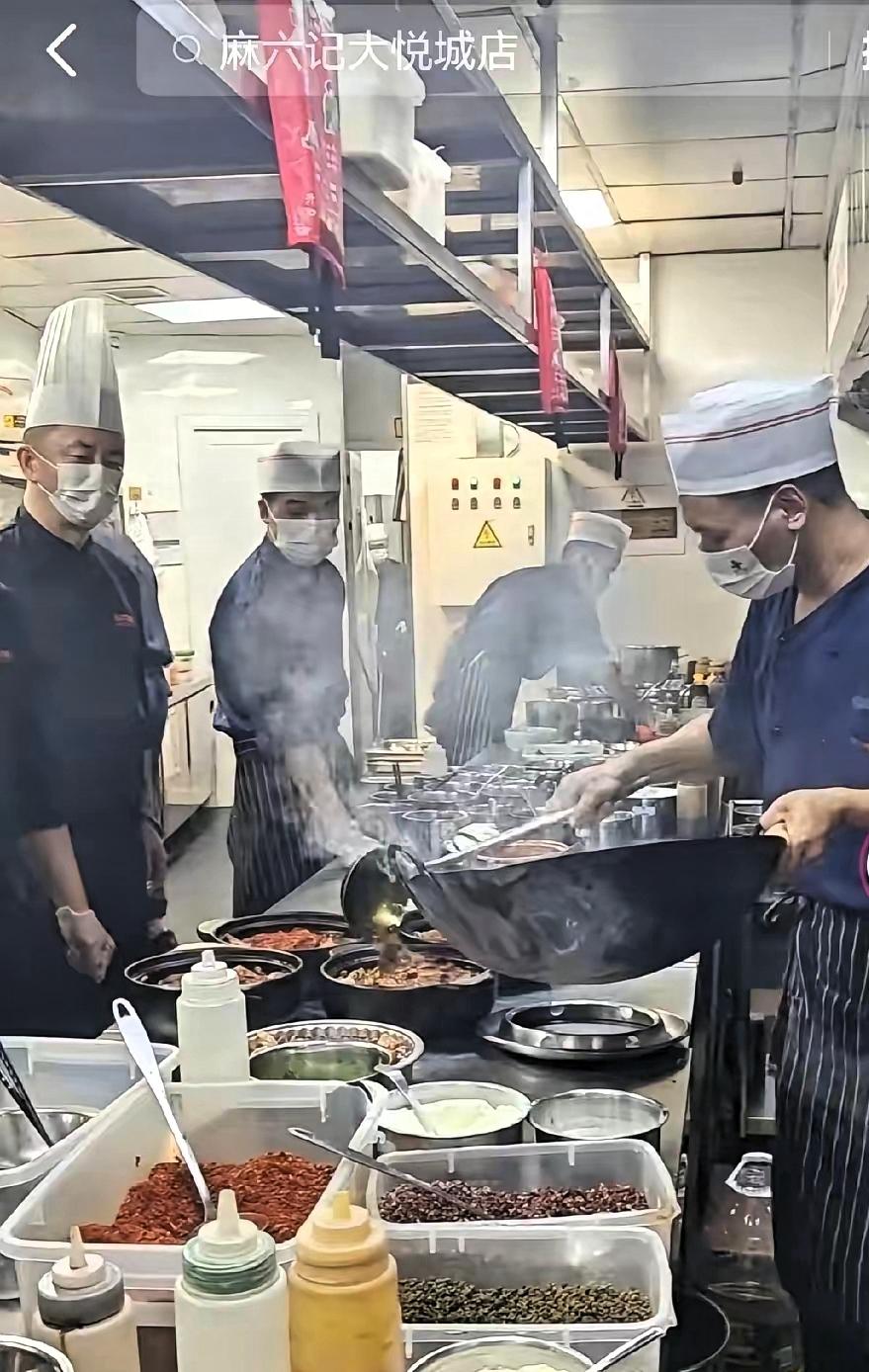 麻六记：一碗烟火气的逆袭，餐饮界的新故事那段时间，麻六记火的是真快，一下子就冒
