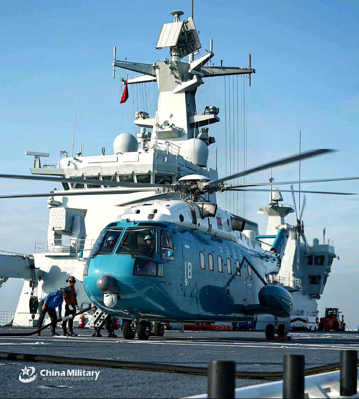 海军075上的这一架直-18正在加油中，这架十八的涂装是第一次见到，蓝绿色的漆水