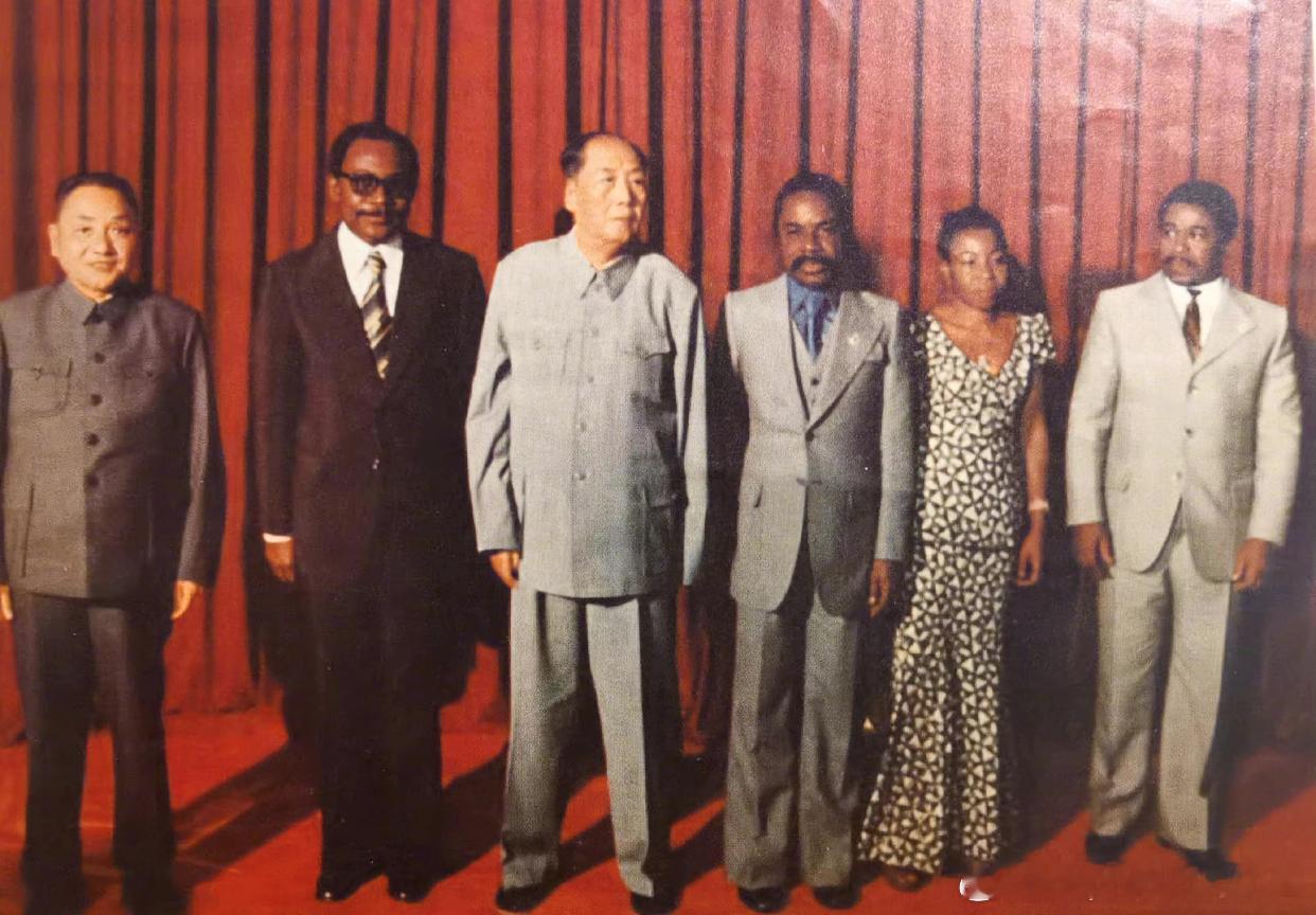 1974年12月人民画报，毛泽东主席会见加蓬共和国总统邦戈历史影像