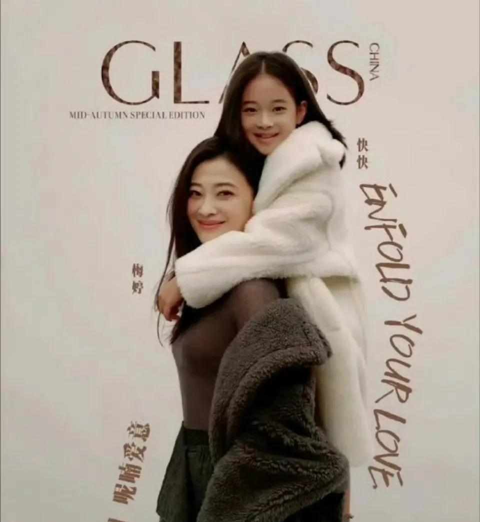 母女俩长得也太像了，仿佛看到梅婷小时候。这奇妙的缘分，真让人惊喜又觉得美好。