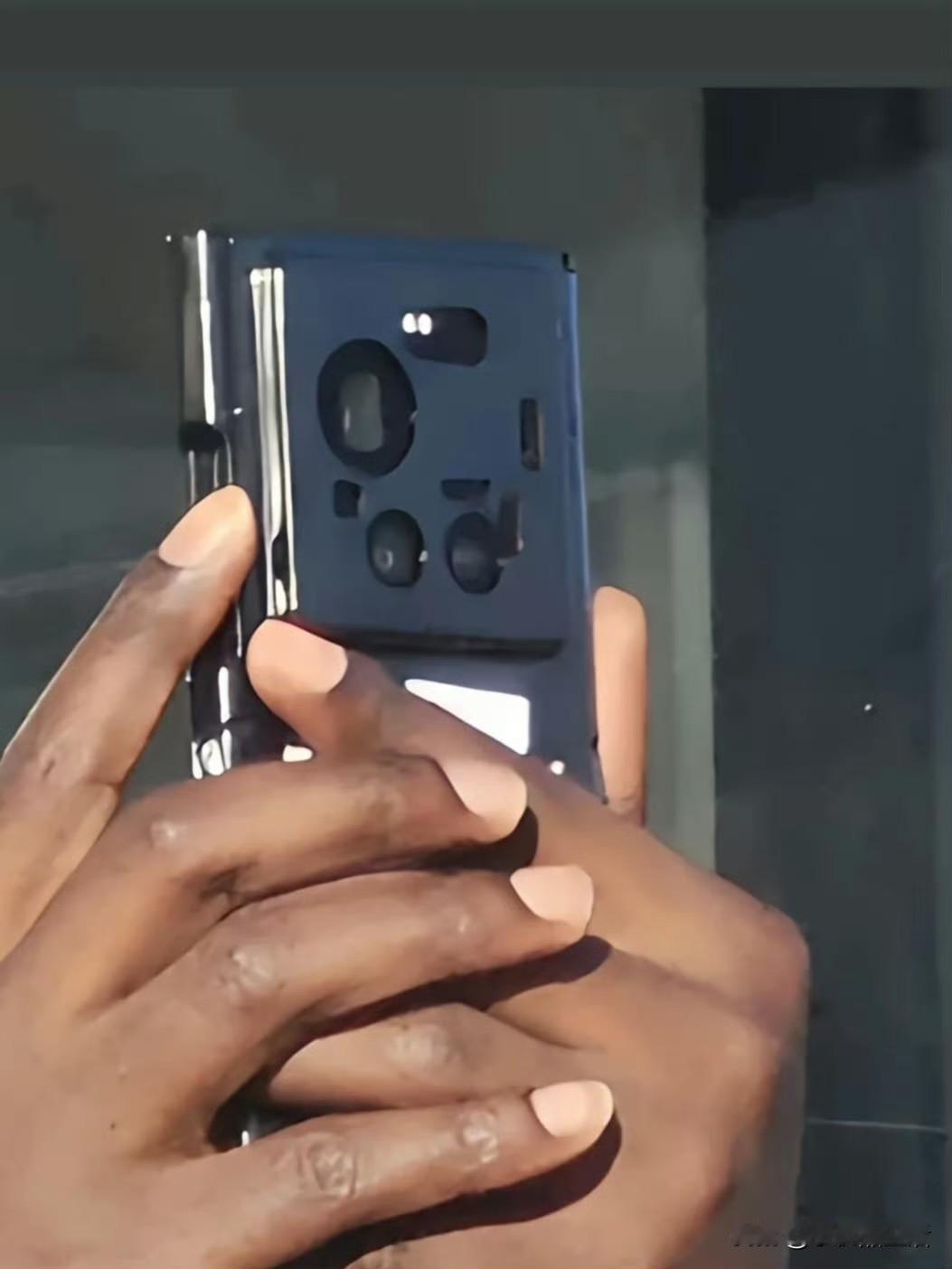 疑似小米17Ultra手机原型照片曝光:后置矩形阵式镜头模组？近日，有数码