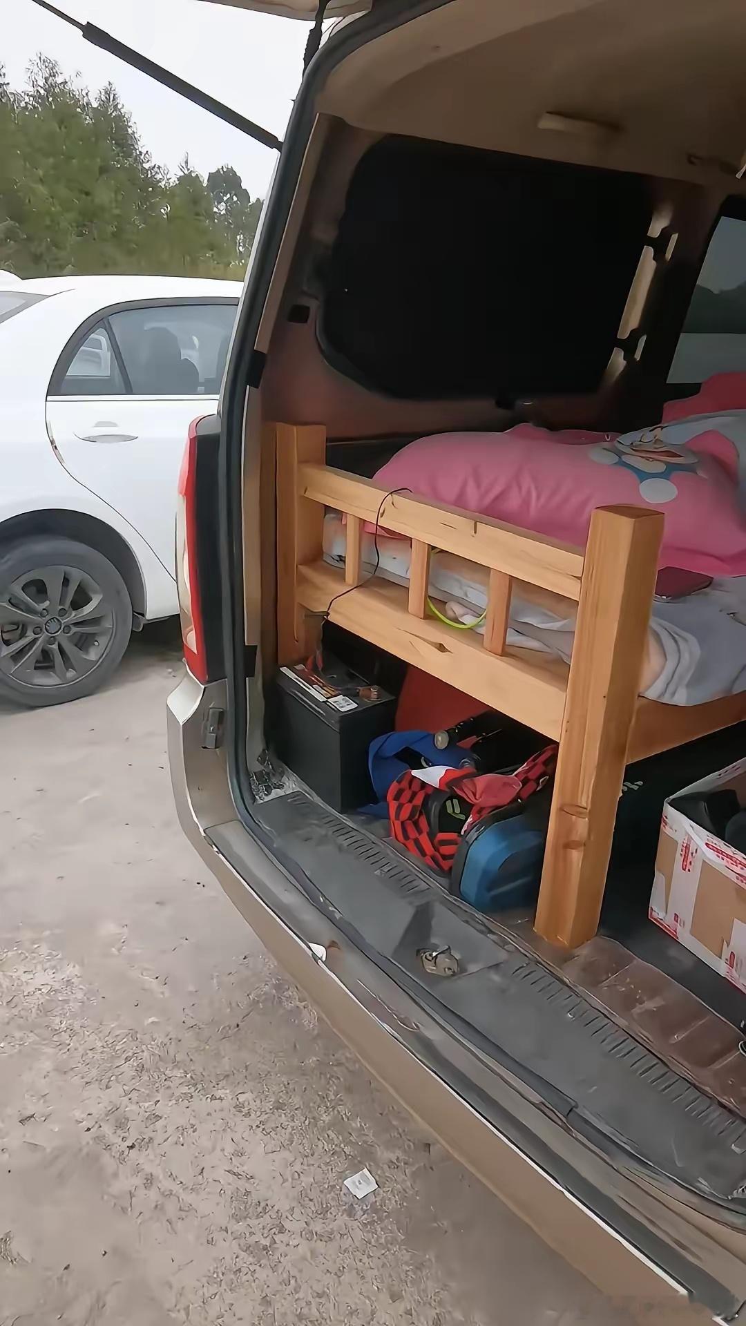 还得五菱啊！318上其他车都是小弟放张床，已经胜过80%的车了这样的床车，睡起来