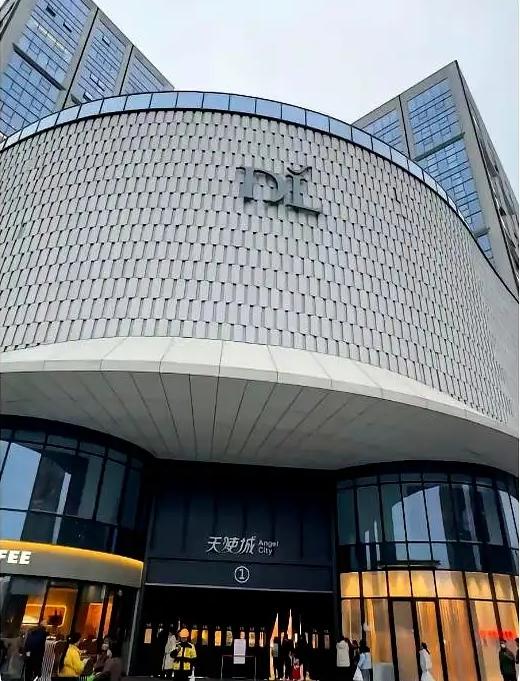 《胖东来一人收费2万，却敢承诺10年退费：这背后藏着的，才是真正的人性杀招！》