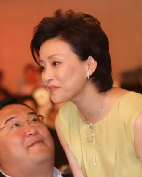 当年，杨澜留学归来后，立即向老公张一兵提出离婚，杨澜的父亲好心相劝：小兵对你这么