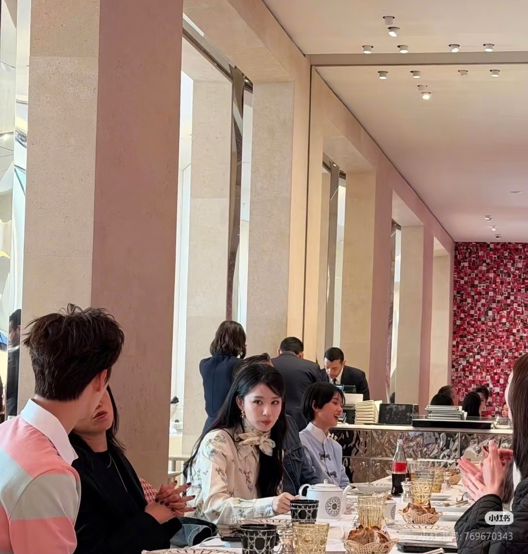 OrmKornnaphat晒Dior小伙伴邝玲玲、李昀锐、王楚然吃下午茶合照