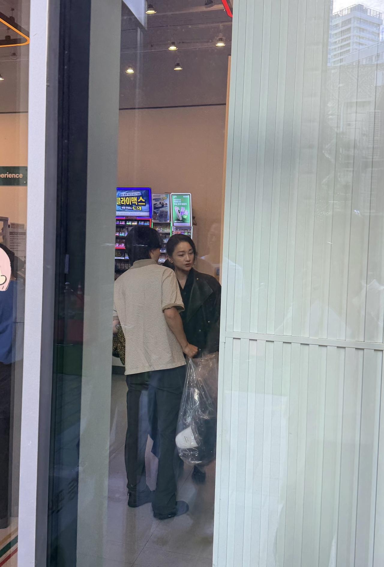偶遇52岁周迅现身韩国便利店买泡面，衣着休闲很松弛，认真的选泡面口味，吃不惯韩餐