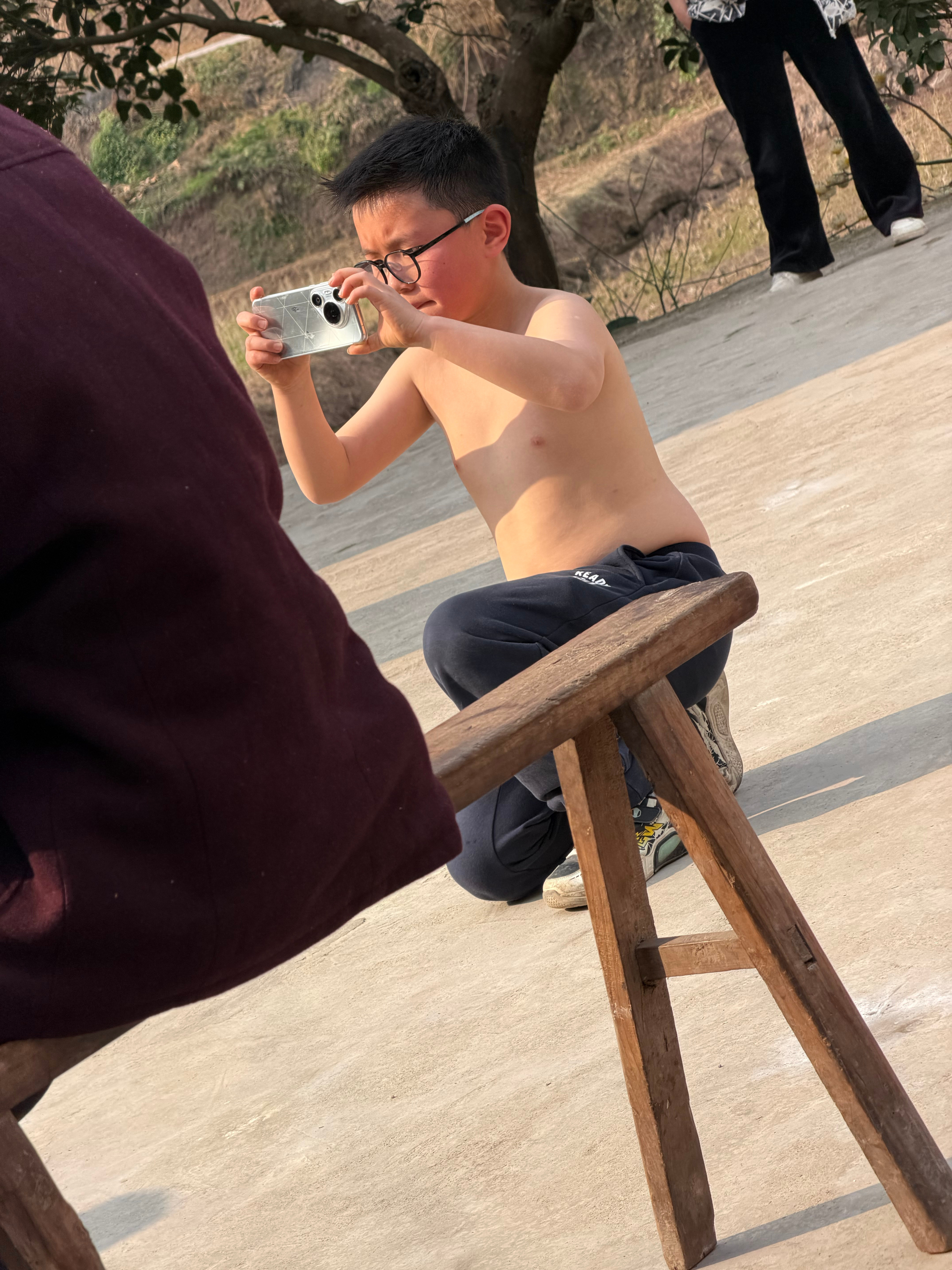 从小就训练教表弟如何拍照