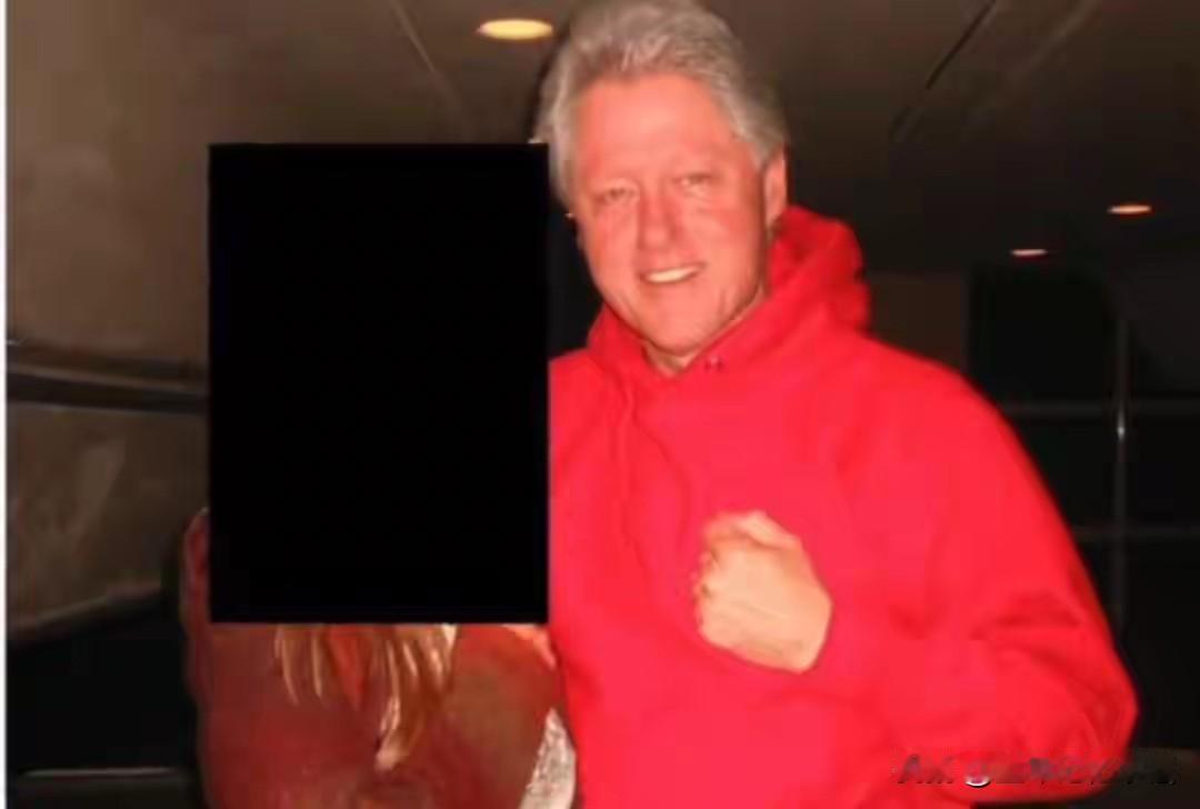 前美国克林顿花边新闻再爆出，在萝莉岛和多名女子的亲密照，有和美女在水中鸳鸯浴的，