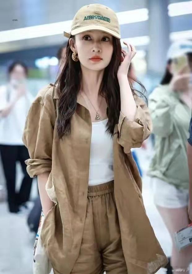 李沁机场穿搭杀疯了！这松弛感谁扛得住！​​​