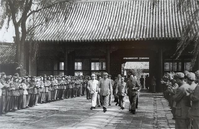 神采风扬，龙行虎步，这一天他带队进驻了中南海。十分珍贵的历史照片，万分