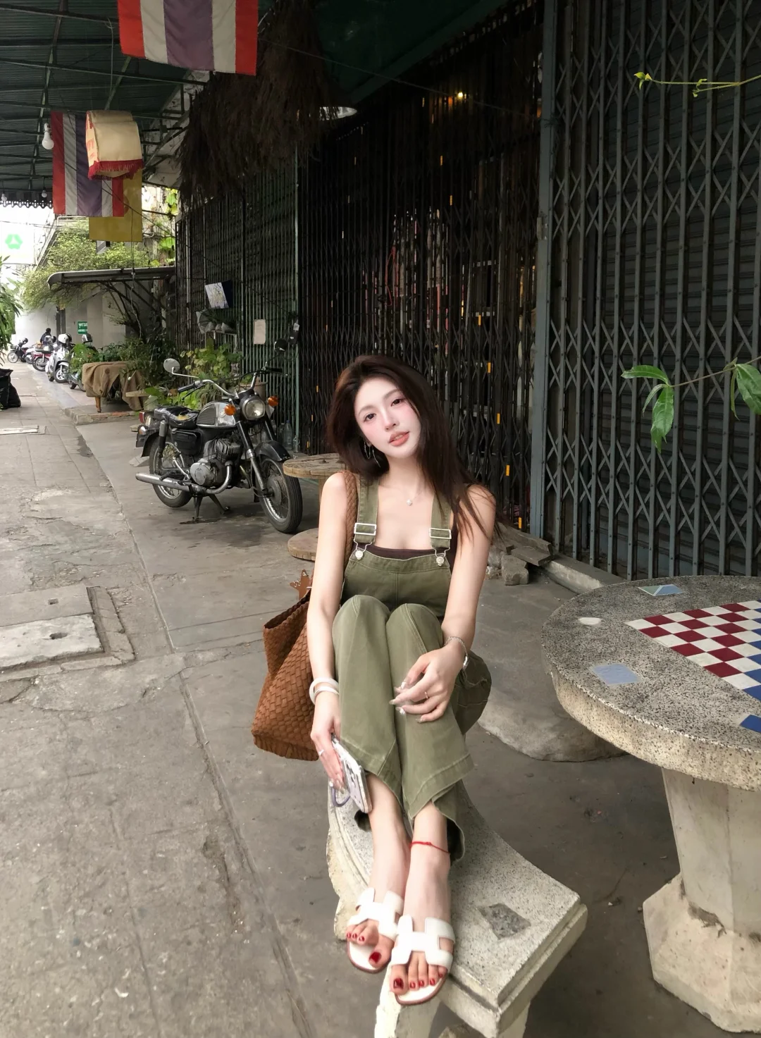 拍照姿势：坐在街角的咖啡店☕️