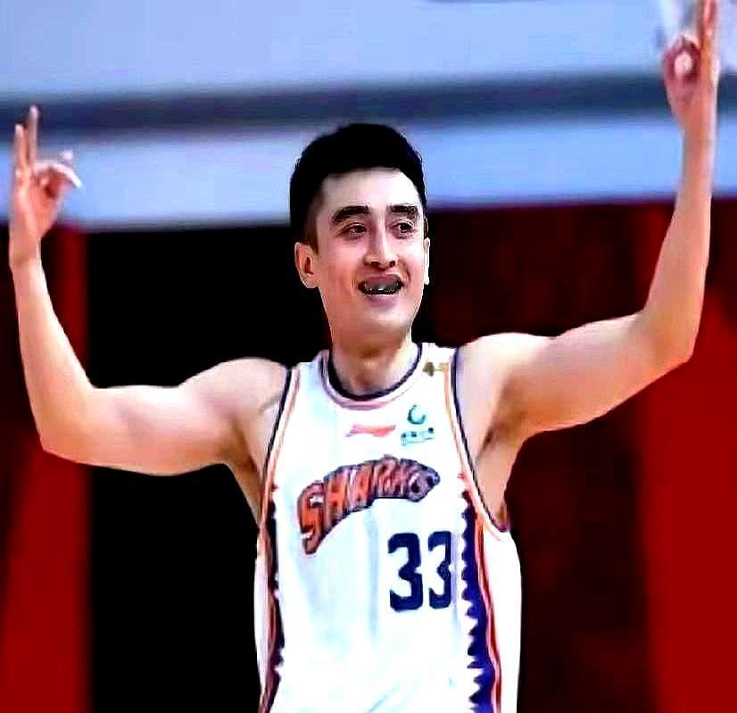 就因私下骂了句教练，8年功勋老将被直接踢出球队，连大巴都不让上。你没看错，